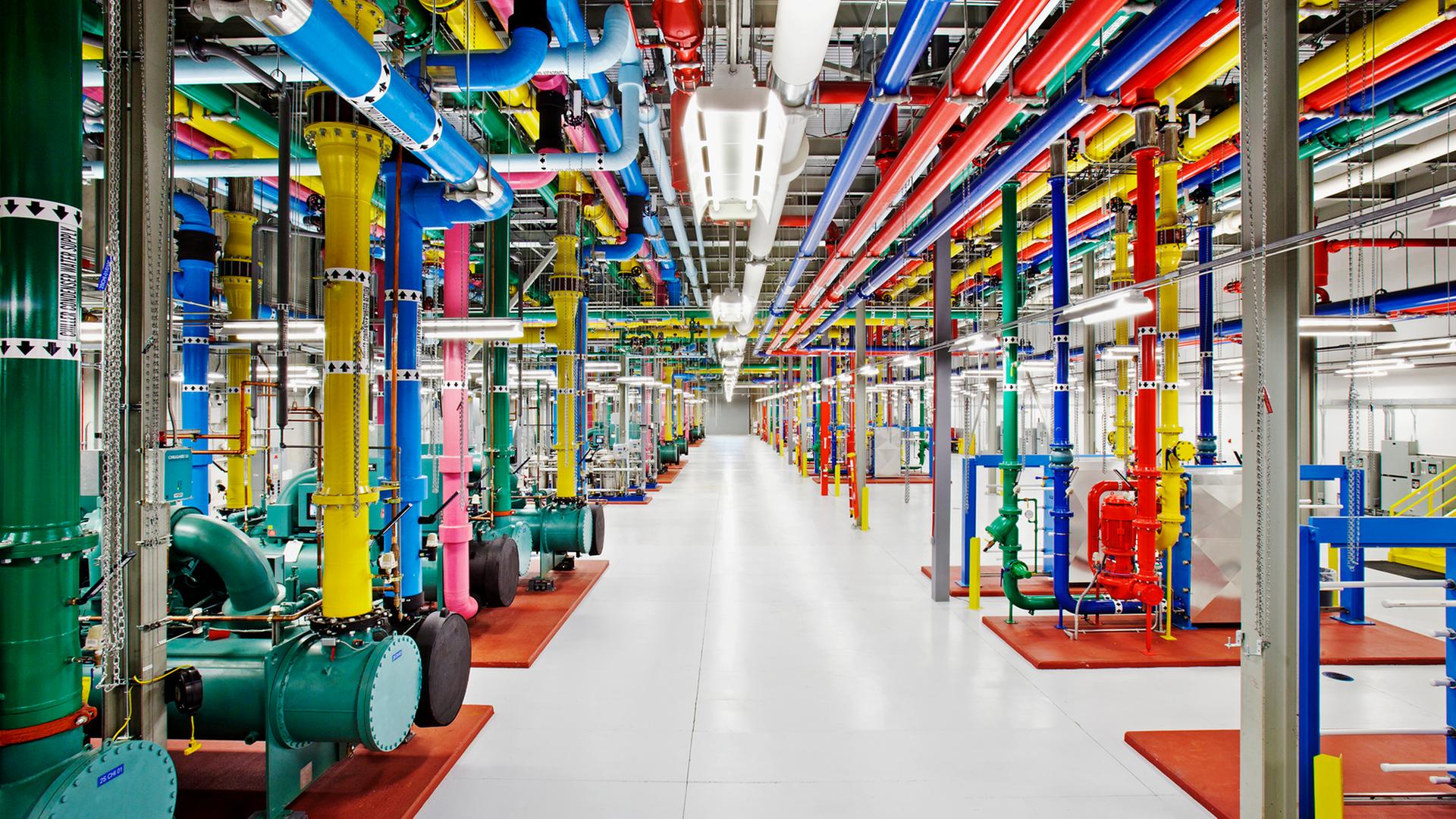 Datencenter, etwa von Google, boomen. Sie verbrauchen Unmengen Strom für Suchanfragen und KI – moderne Kühlung reduziert den Energieverbrauch.
