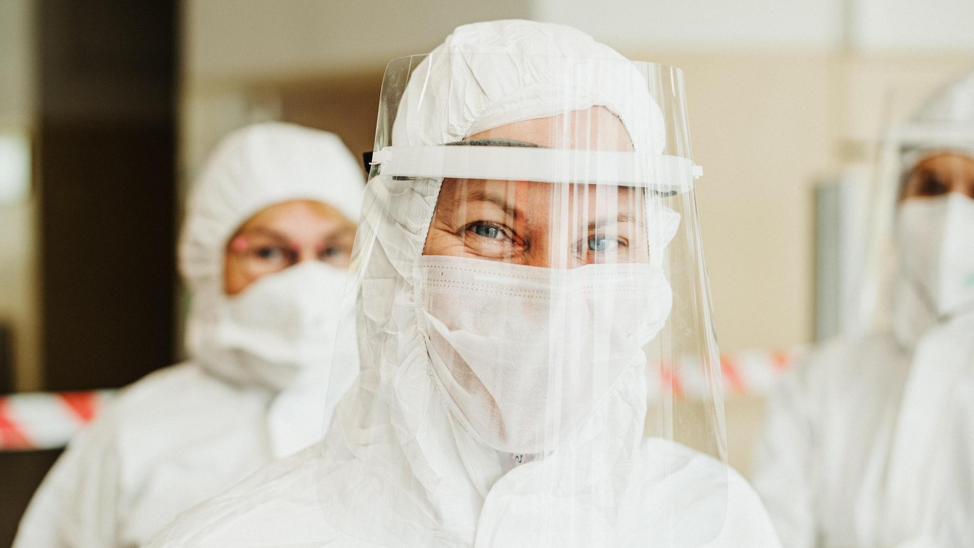 Wissenschaftler mit Maske in Hochsicherheitslabor – oft im Fokus von Theorien über einen möglichen Laborursprung des Coronavirus