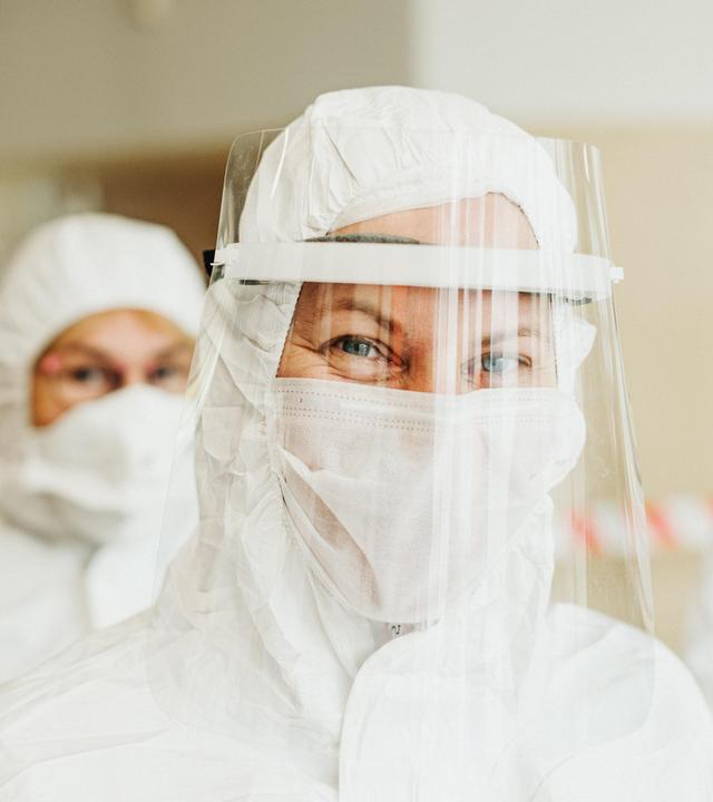 Wissenschaftler mit Maske in Hochsicherheitslabor – oft im Fokus von Theorien über einen möglichen Laborursprung des Coronavirus