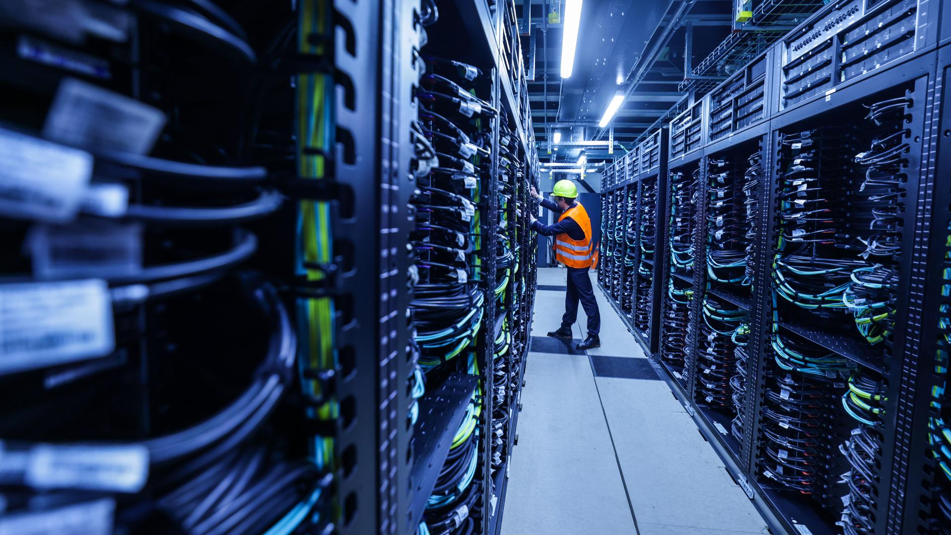 Ein Mitarbeiter arbeitet am Supercomputer Jupiter im Forschungszentrum Jülich, dem schnellsten Hochleistungsrechner Europas, der zentrale KI-Modelle berechnet.