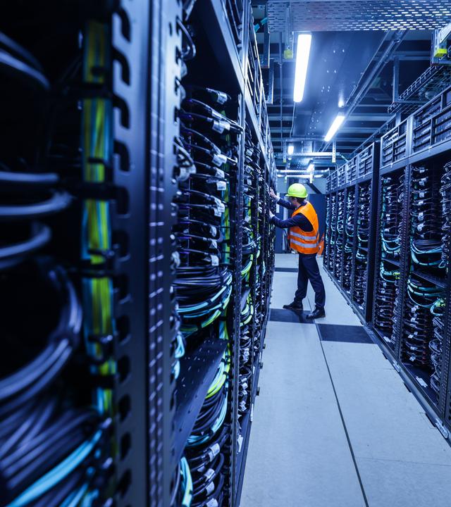 Ein Mitarbeiter arbeitet am Supercomputer Jupiter im Forschungszentrum Jülich, dem schnellsten Hochleistungsrechner Europas, der zentrale KI-Modelle berechnet.