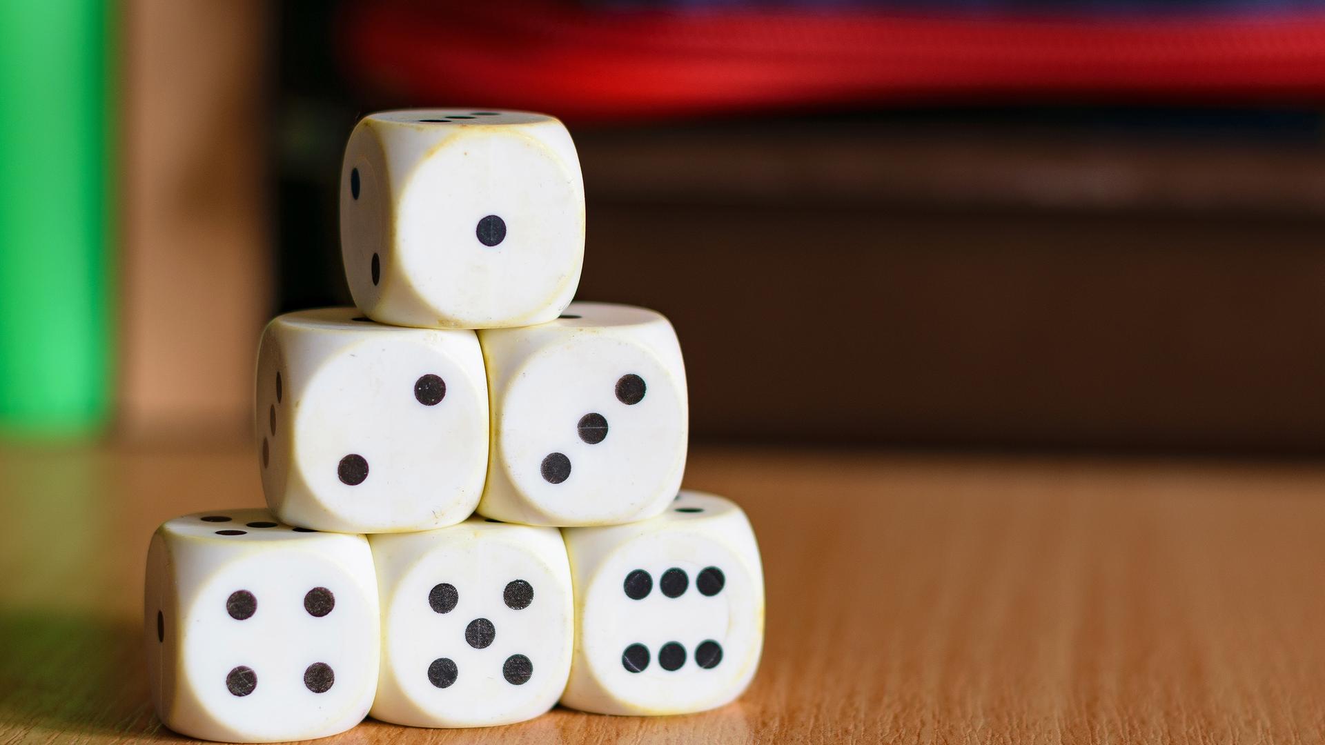 Würfel mit Zahlen symbolisieren die Herausforderungen der Lernschwäche Dyskalkulie im Umgang mit Zahlen. Forschende in Leipzig arbeiten an besseren Diagnosen und Therapien.