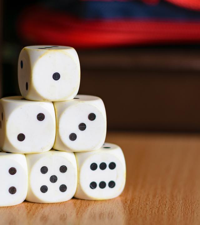 Würfel mit Zahlen symbolisieren die Herausforderungen der Lernschwäche Dyskalkulie im Umgang mit Zahlen. Forschende in Leipzig arbeiten an besseren Diagnosen und Therapien.