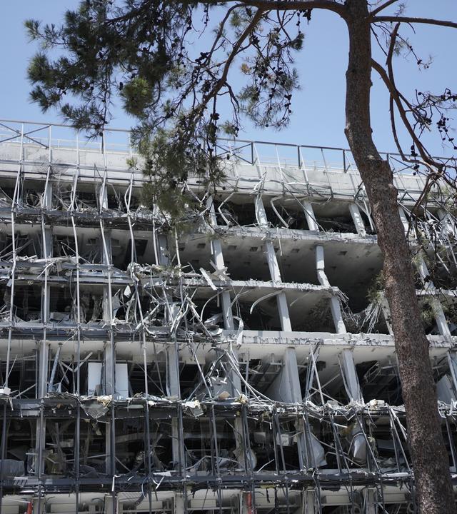 Schäden am Weizmann-Institut für Wissenschaft durch einen iranischen Raketeneinschlag in Rehovot. Wie soll die Forschung in Israel überleben?