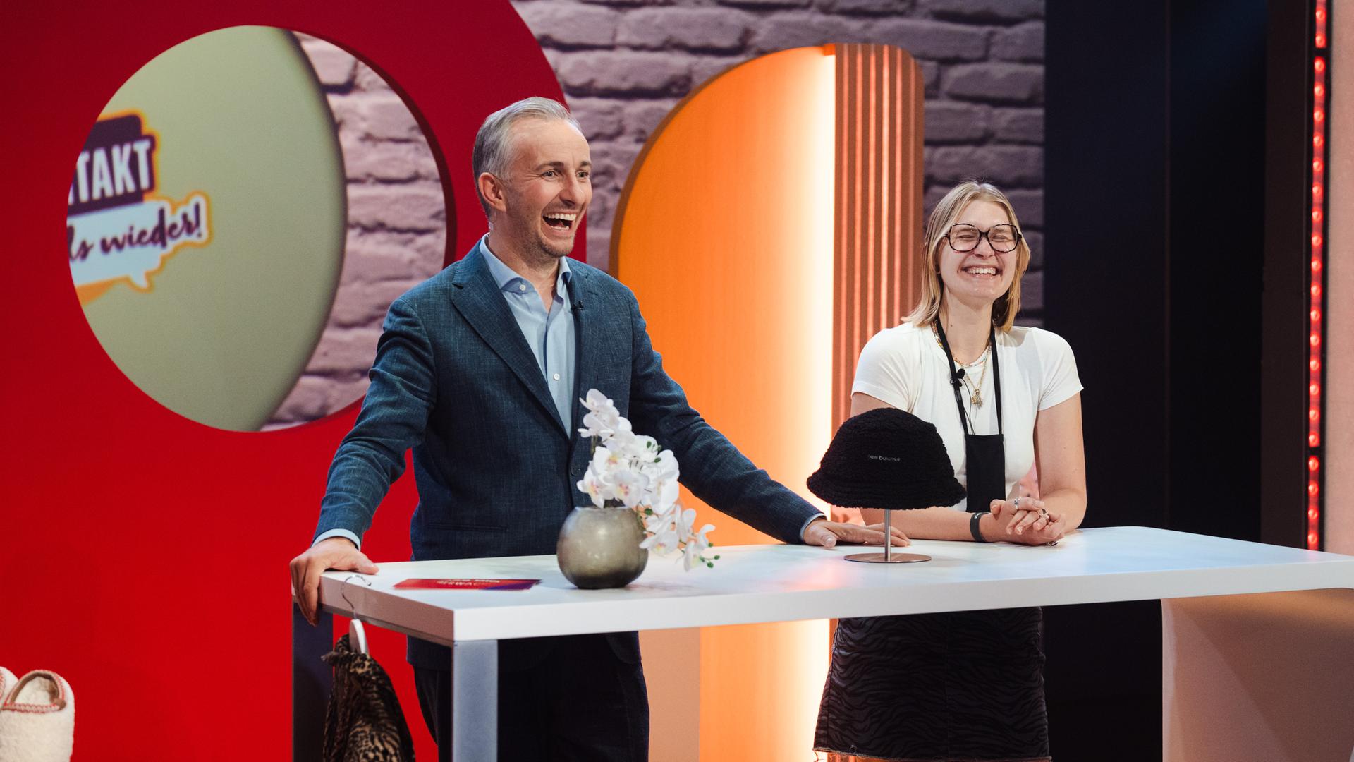 Jan Böhmermann mit einer Studiogästin