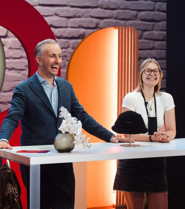 Jan Böhmermann mit einer Studiogästin