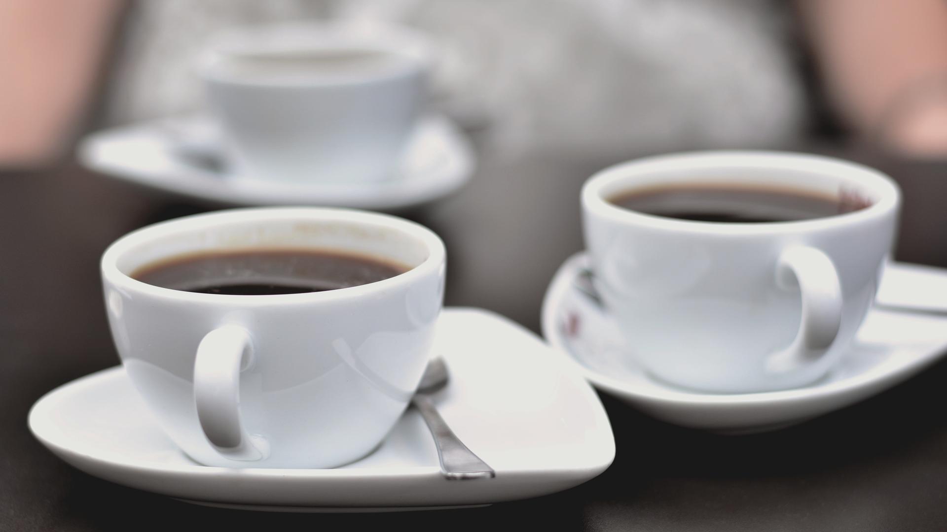 Herkömmlicher Kaffee könnte bald out sein, da Klimawandel und Ernteausfälle die Produktion gefährden. Könnte Kaffee aus der Petrischale die Lösung sein?
