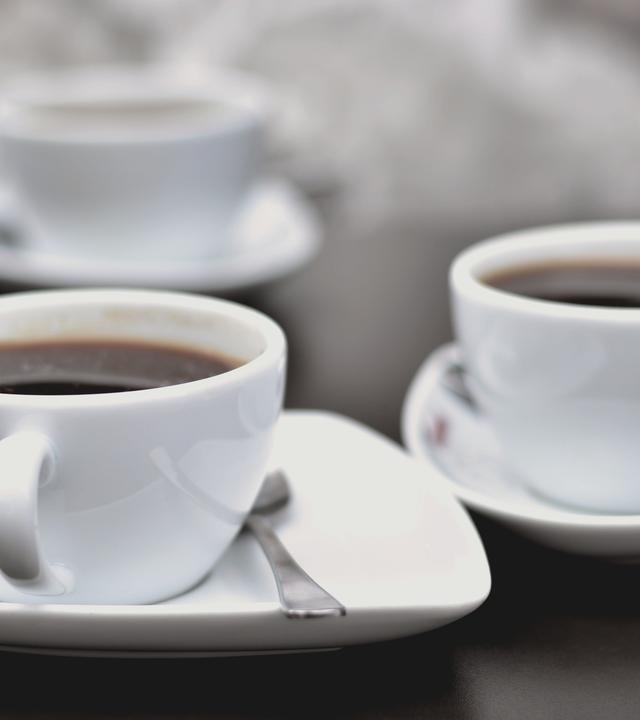 Herkömmlicher Kaffee könnte bald out sein, da Klimawandel und Ernteausfälle die Produktion gefährden. Könnte Kaffee aus der Petrischale die Lösung sein?