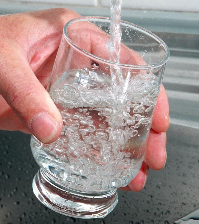 Das Wasser aus dem Hahn im Elsass ist gefährlich, da es durch PFAS aus Flughafen-Löschmitteln kontaminiert wurde. Seit Mai 2025 besteht Trinkverbot für Risikogruppen. 