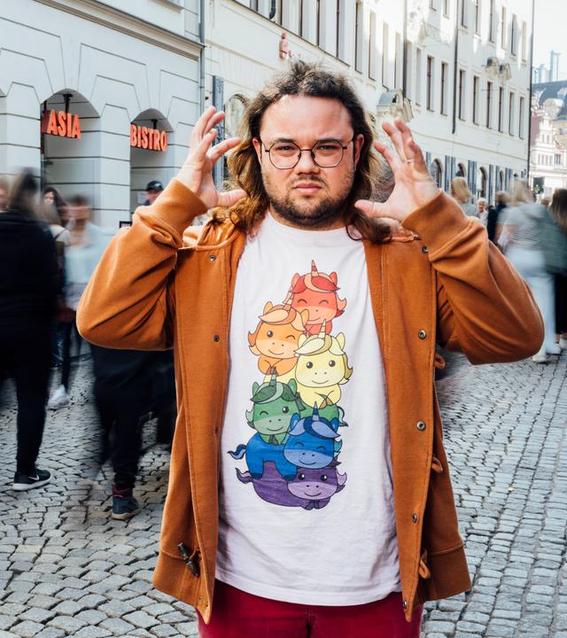 37°Leben: Anders vernetzt – Autismus": Nico-Raphael steht in der belebten Fußgängerzone von Leipzig.