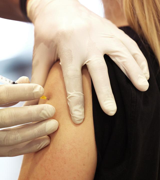 Junge Menschen in Schottland lassen sich gegen HPV impfen, um Gebärmutterhalskrebs und andere durch das Virus verursachte Krankheiten zu verhindern. 