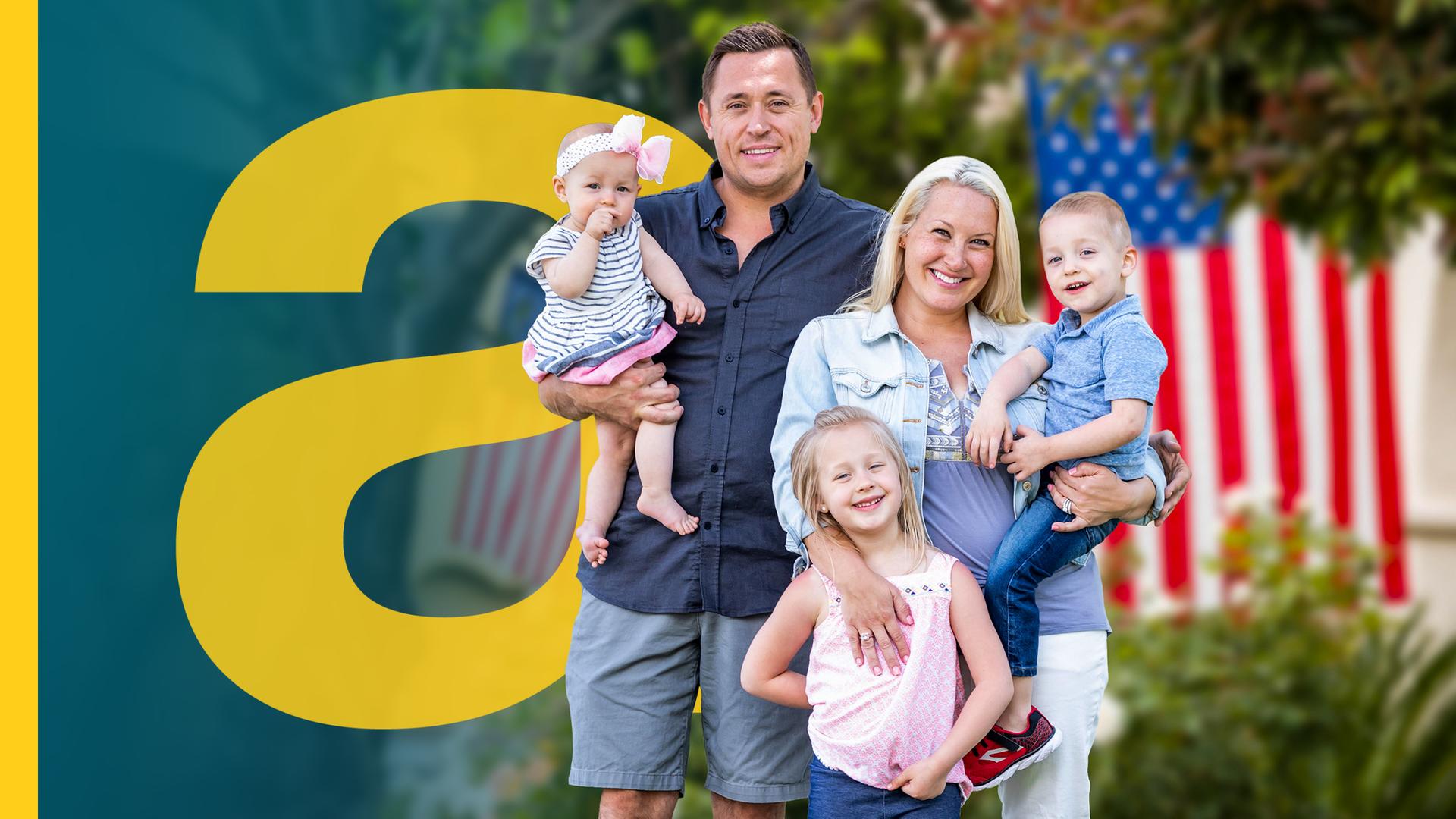 Glückliche junge kaukasische Familie vor Häusern mit amerikanischen Flaggen