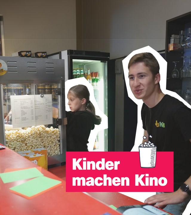 Kinder, die hinter Kinotheke stehen und Popcorn und Tickets verkaufen - darauf Schrift "Kinder machen Kino"