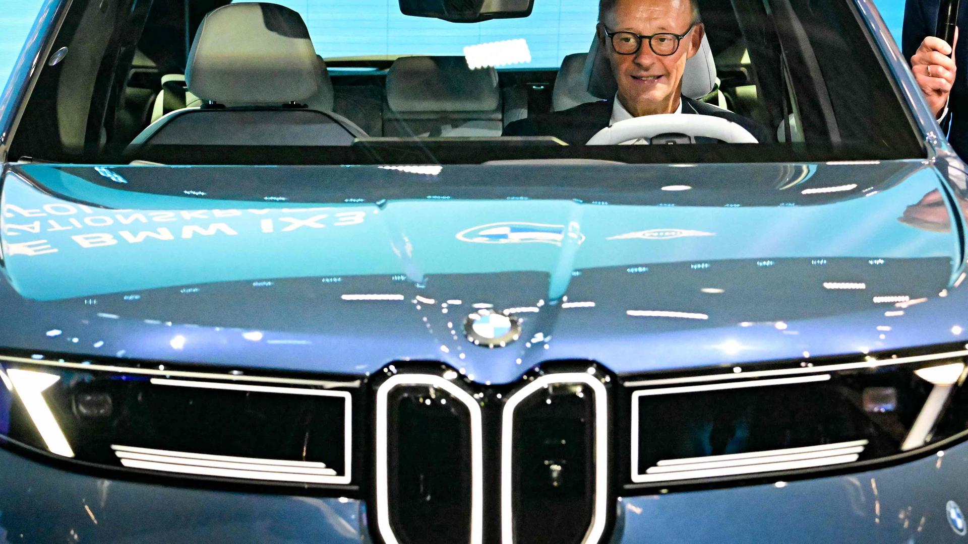 Bundeskanzler Merz in E-Auto