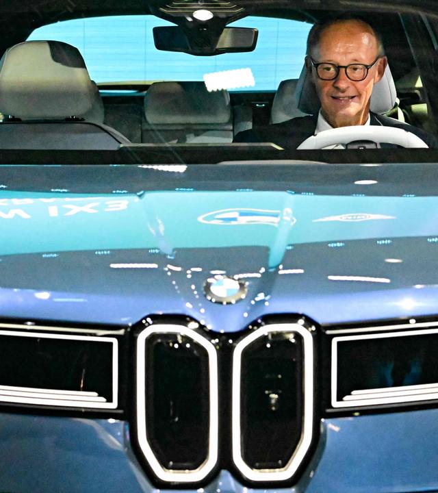 Bundeskanzler Merz in E-Auto