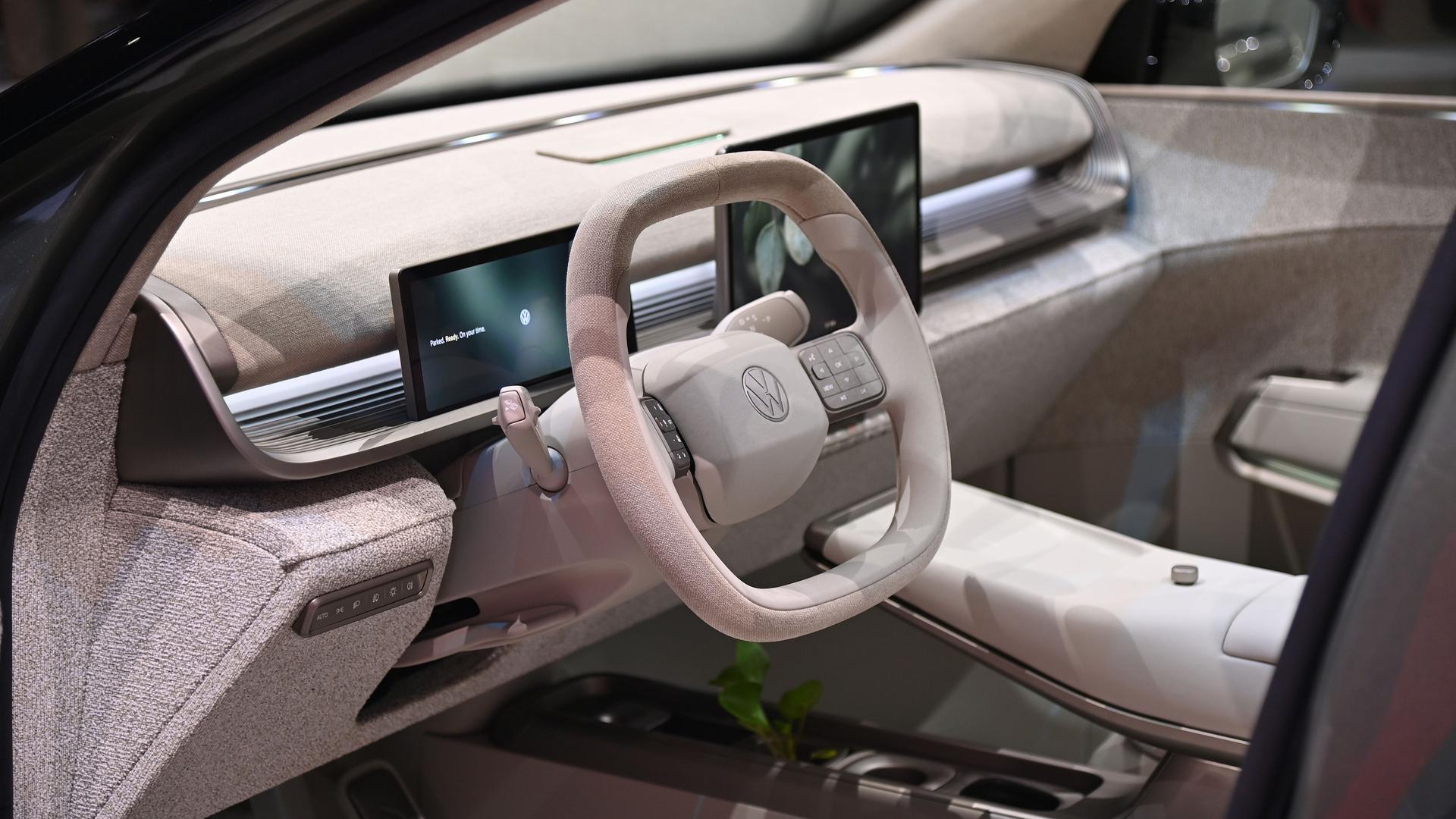 Blick in das Cockpit eines VW ID Every1, der auf der IAA ausgestellt wird. 
