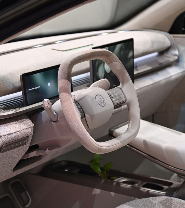 Blick in das Cockpit eines VW ID Every1, der auf der IAA ausgestellt wird. 