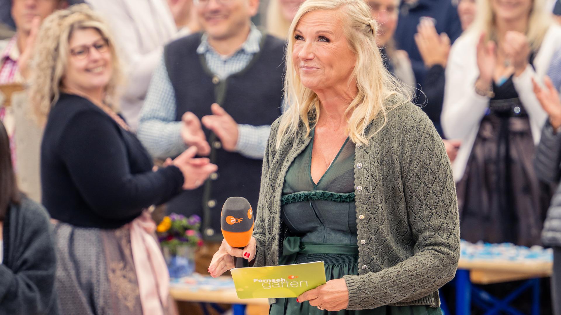 Andrea Kiewel vor dem "ZDF-Fernsehgarten"-Publikum.