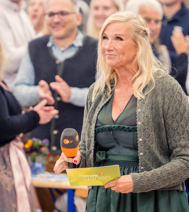 Andrea Kiewel vor dem "ZDF-Fernsehgarten"-Publikum.