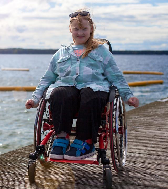 Felicitas Gansewig in ihrem Rollstuhl im Strandbad Arendsee