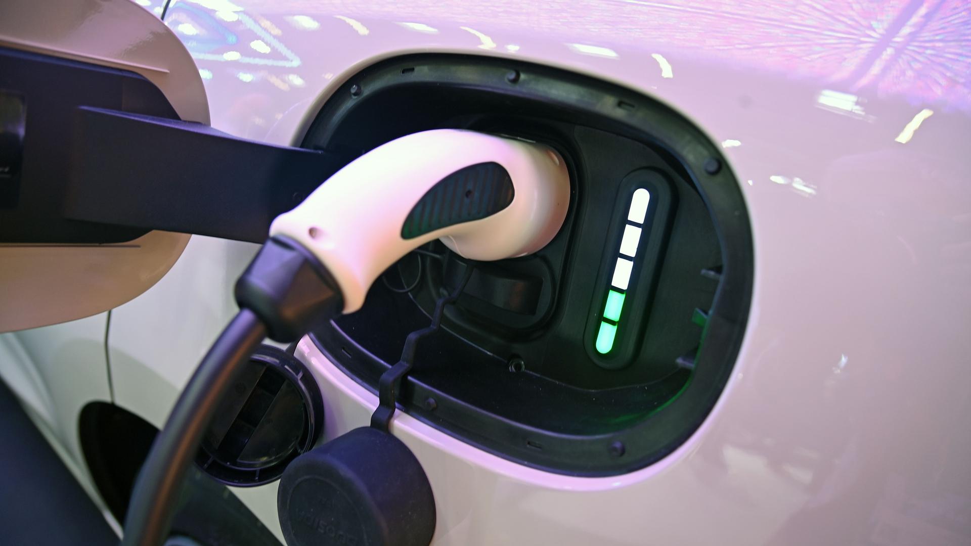 E-Auto lädt