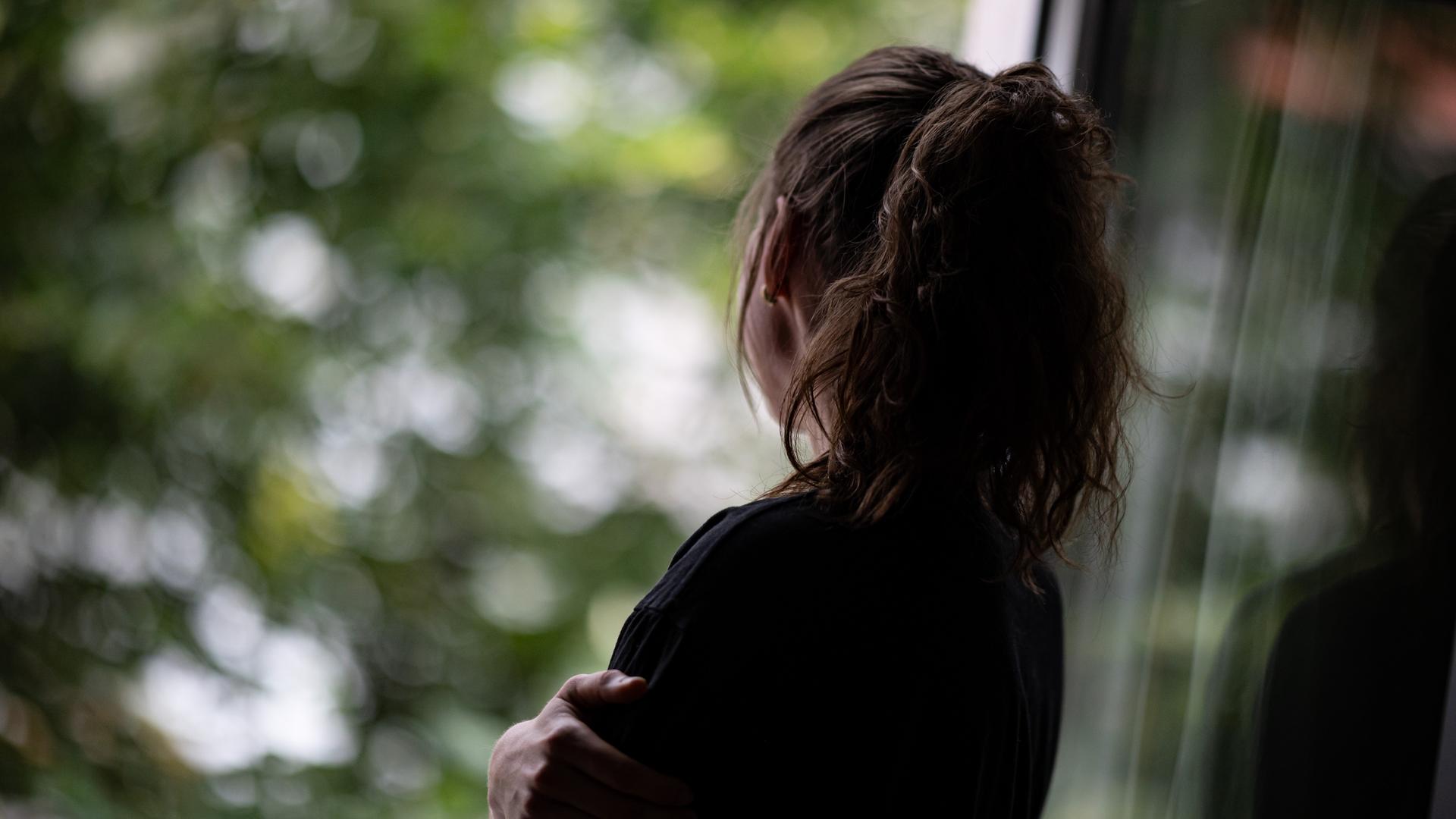 Hochfunktionale Depression zeigt innere Leere trotz hoher Leistungsfähigkeit. Symptome, Ursachen und moderne Behandlungsmöglichkeiten werden untersucht und erforscht.