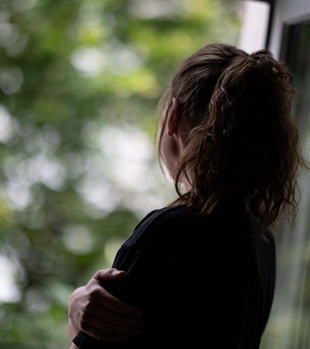 Hochfunktionale Depression zeigt innere Leere trotz hoher Leistungsfähigkeit. Symptome, Ursachen und moderne Behandlungsmöglichkeiten werden untersucht und erforscht.