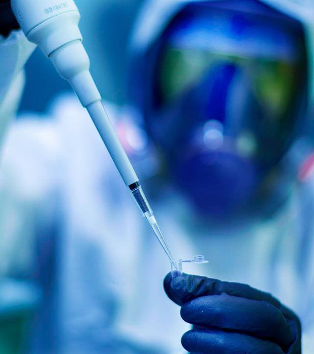 Im Labor werden Viren gezielt verändert, um ihre Gefährlichkeit zu steigern und Pandemien vorherzusagen. Doch diese Forschung birgt unvorhersehbare Risiken.