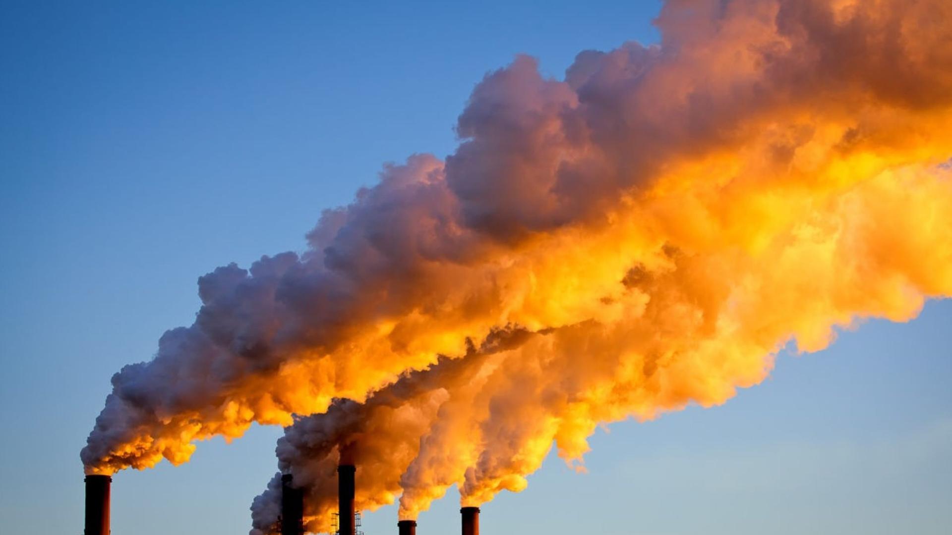 Sie sollen bald der Vergangenheit angehören - rauchende Schornsteine einer Industrieanlage. Doch noch symbolisieren sie CO₂-Emissionen und die Herausforderungen der Klimapolitik beim EU-Gipfel in Brüssel zum Ziel 2040.