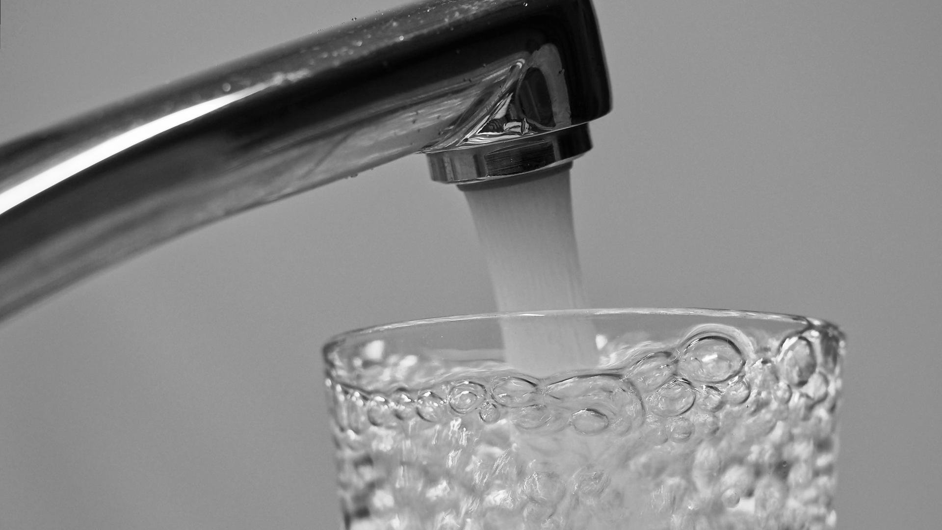 Das Trinkwasser von Millionen ist in Gefahr.  20.000 Chemikalien, Pestizide und Arzneimittelrückstände belasten das Rheinwasser. Experten fordern strengere Grenzwerte und bessere Aufbereitung.