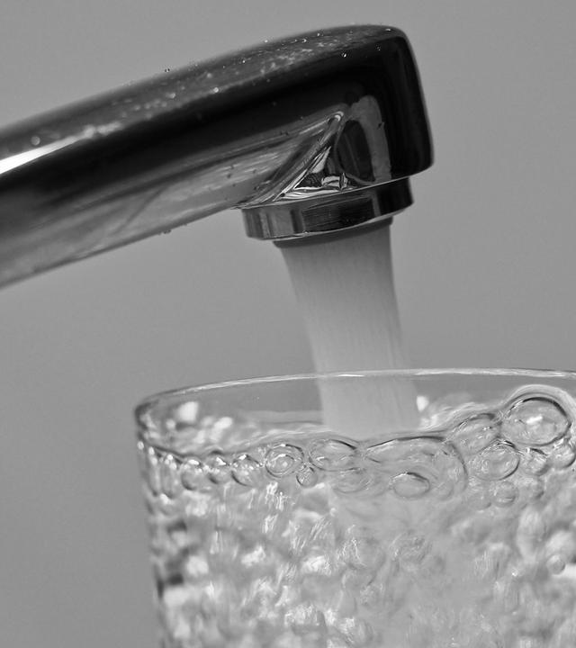 Das Trinkwasser von Millionen ist in Gefahr.  20.000 Chemikalien, Pestizide und Arzneimittelrückstände belasten das Rheinwasser. Experten fordern strengere Grenzwerte und bessere Aufbereitung.