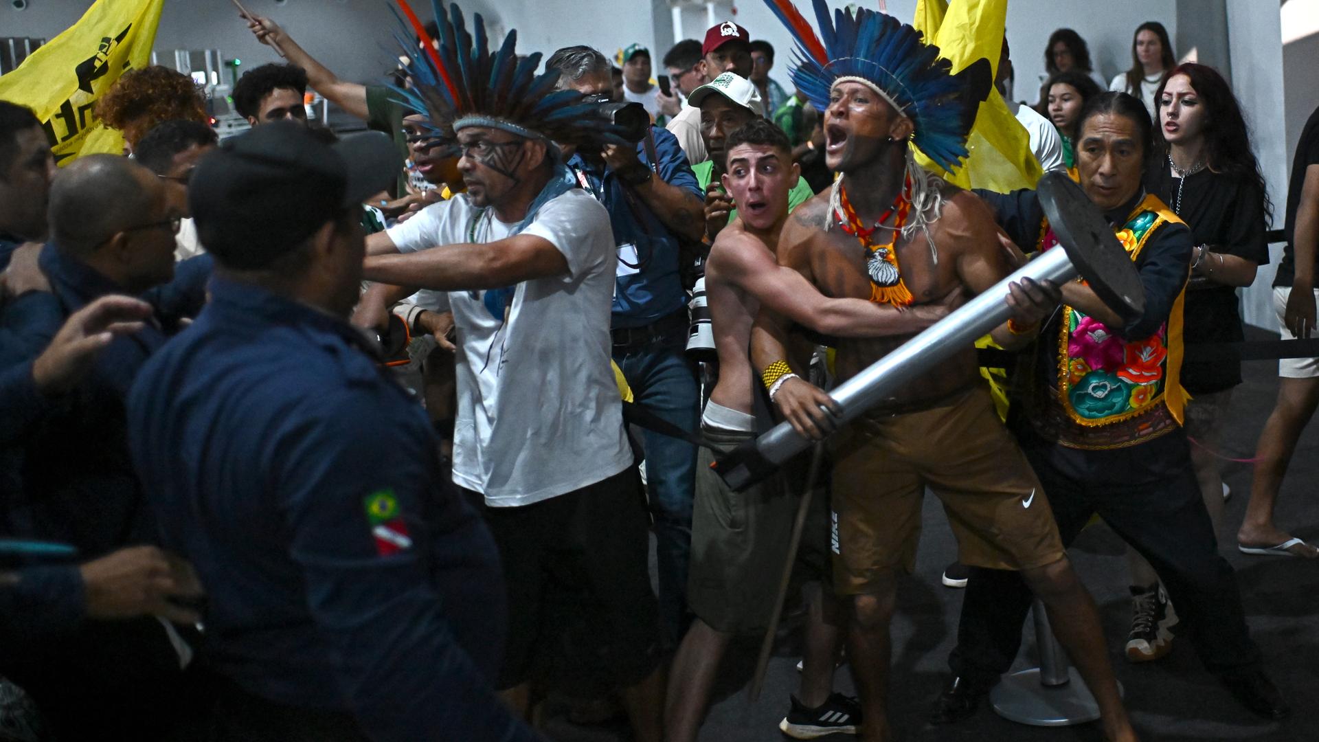 In Belem stürmen Indigene die Klimakonferenz, fordern den Schutz des Amazonas. Es kommt zu Auseinandersetzungen. Wie get es weiter?
