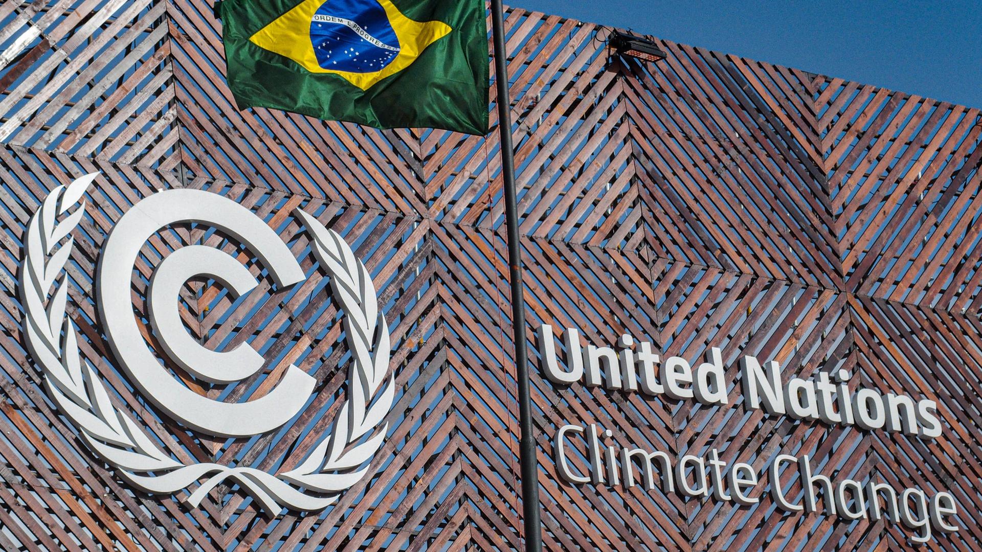 Eine brasilianische Flagge weht im Wind vor dem Veranstaltungsgebäude in Belem, Brasilien.