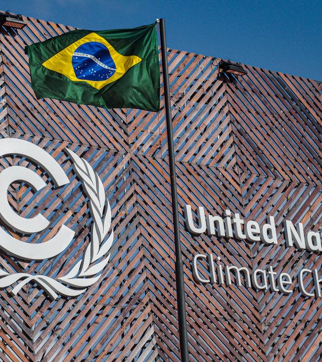 zwei Personen auf Alm