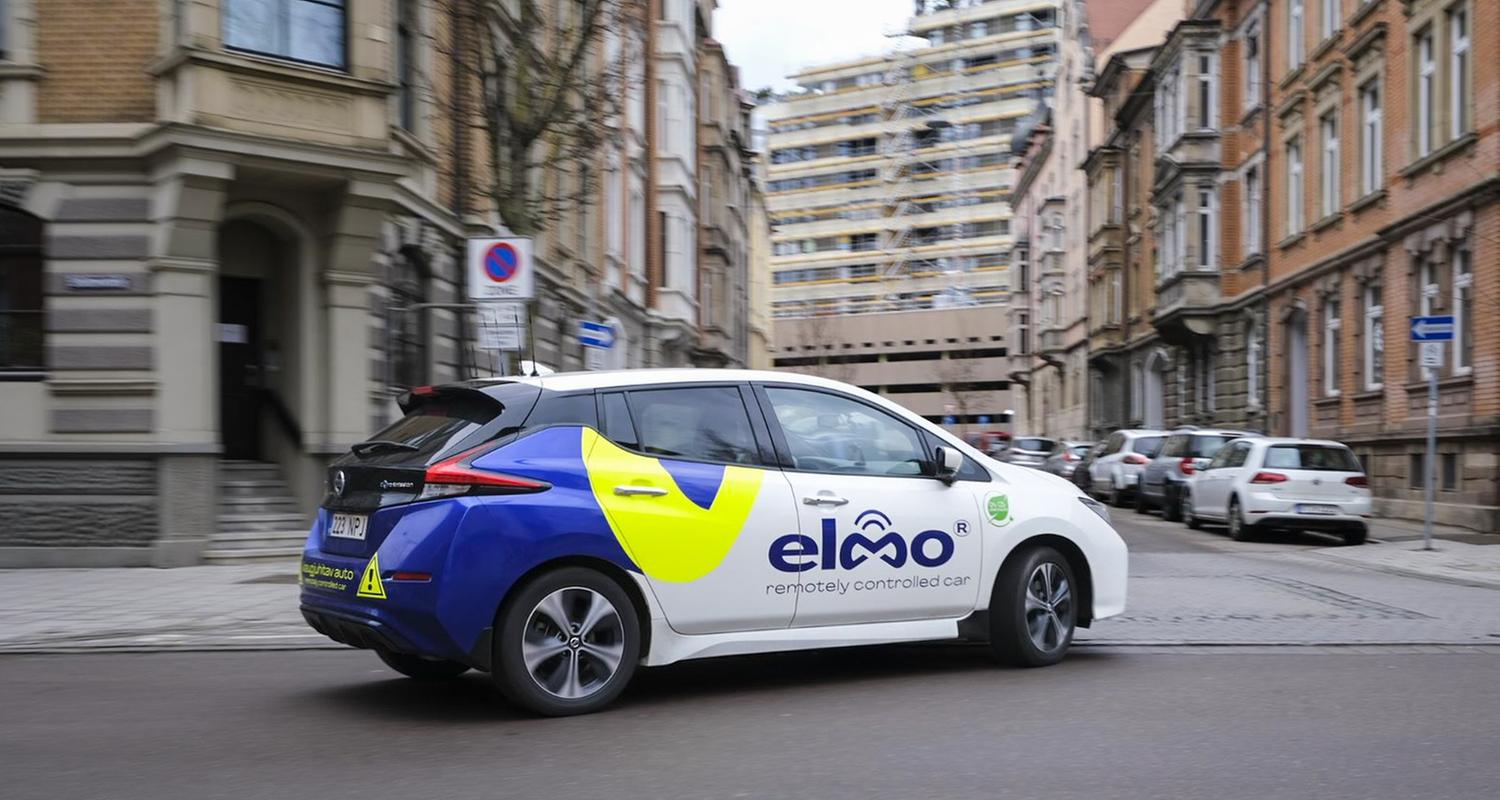 Das Auto von Elmo fährt ohne Fahrer, gesteuert aus der Ferne. Mit mehreren Kameras und schnellen Netzwerken wird es sicher durch den Stadtverkehr manövriert.