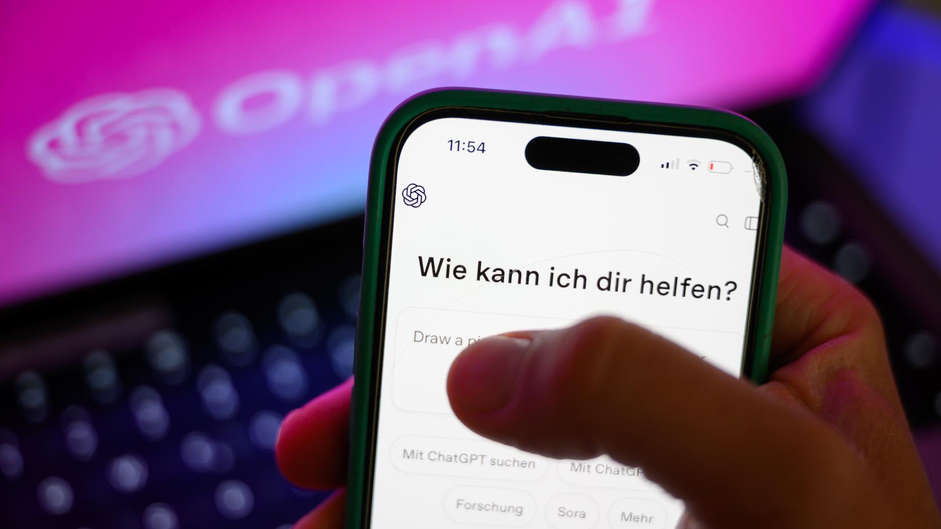 Neue Forschung zeigt, wie KI-Modelle manipuliert werden können, um Schutzmechanismen zu umgehen. Bild zeigt ein Handy. Im Bildschirm die Aufschrift: "Wie kann ich dir helfen?"