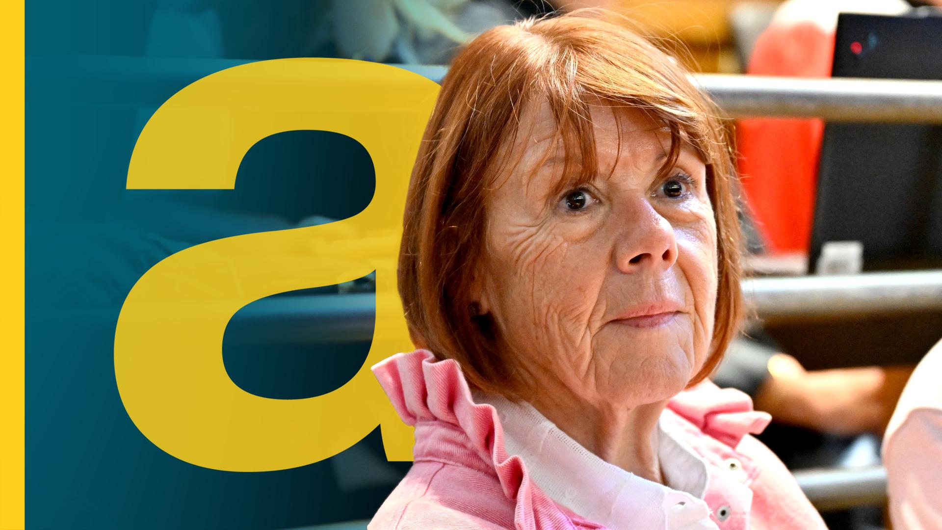 Gisele Pelicot sitzt mit rosafarbenem Oberteil im Gerichtssaal.