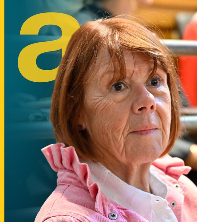 Gisele Pelicot sitzt mit rosafarbenem Oberteil im Gerichtssaal.