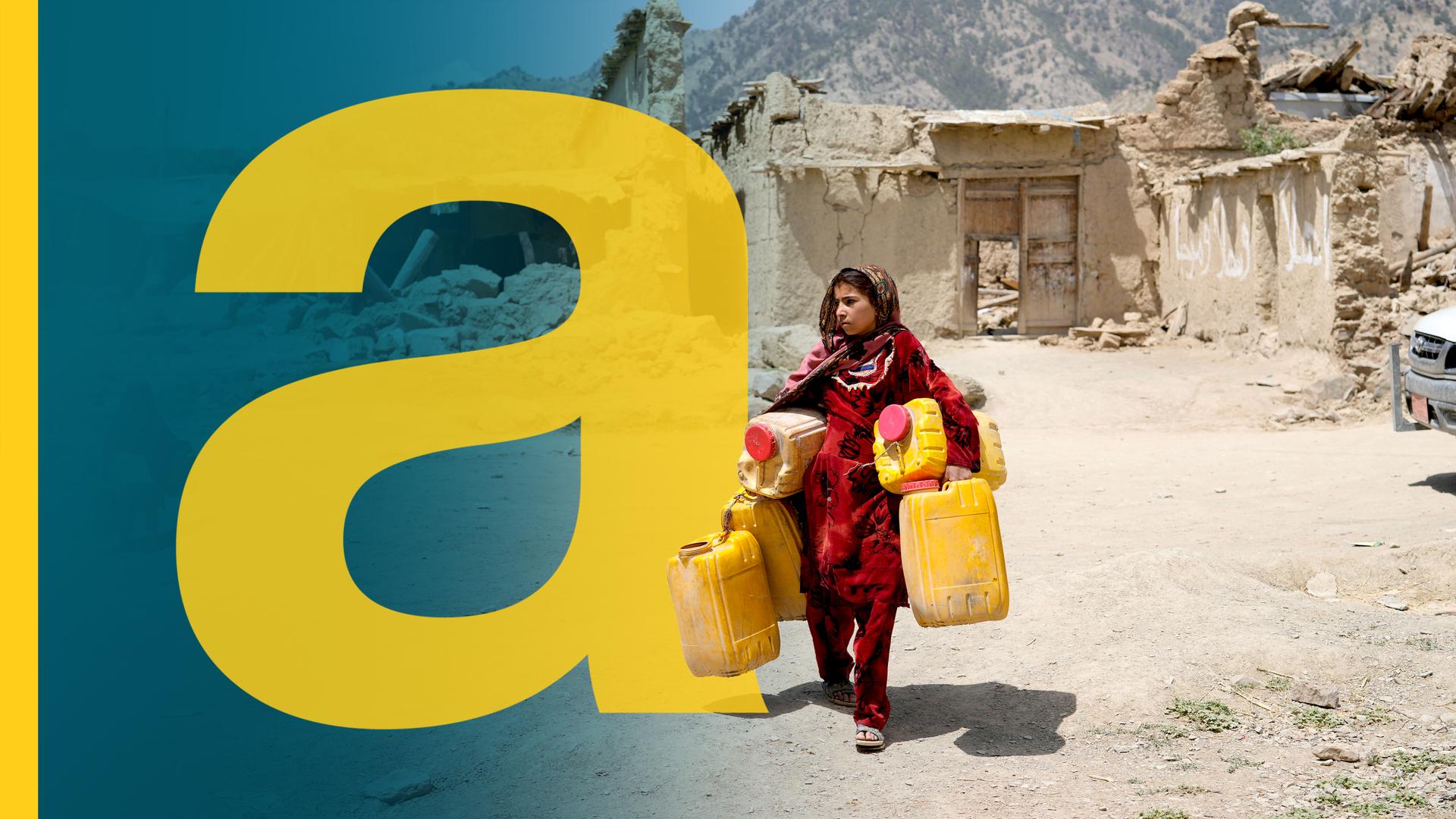 Eine Frau mit rotem Gewand trägt leere Wasserkanister durch eine sandige Landschaft. 