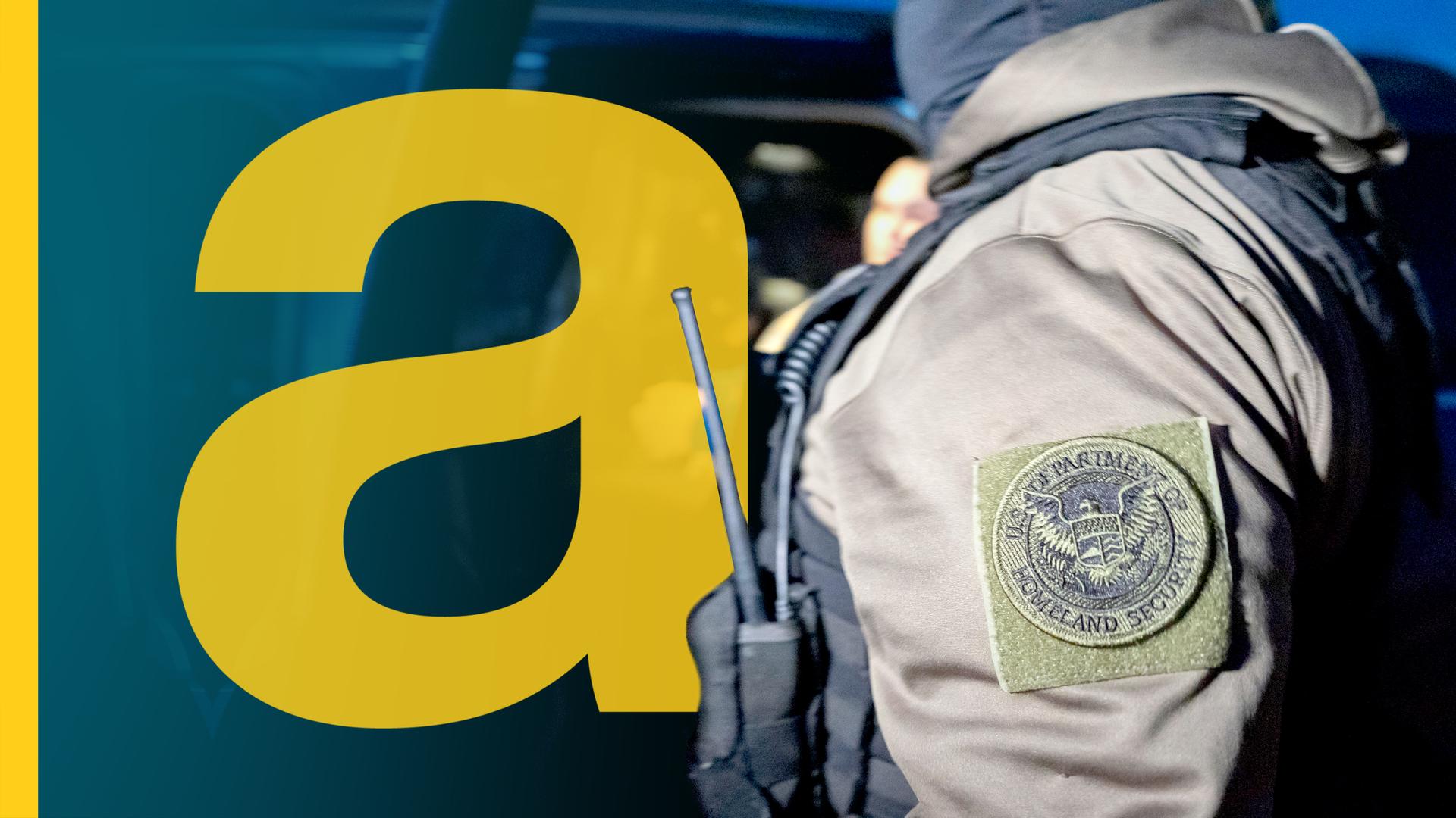 Ein Beamter der US-amerikanischen Einwanderungs- und Zollbehörde, der eine Person festnimmt, trägt einen Aufnäher der Heimatschutzbehörde.
