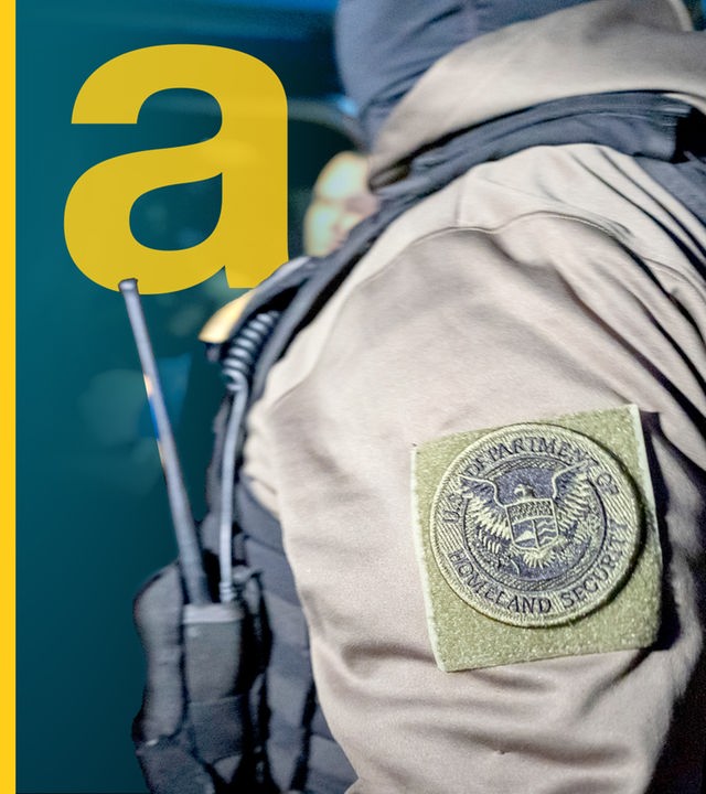 Ein Beamter der US-amerikanischen Einwanderungs- und Zollbehörde, der eine Person festnimmt, trägt einen Aufnäher der Heimatschutzbehörde.
