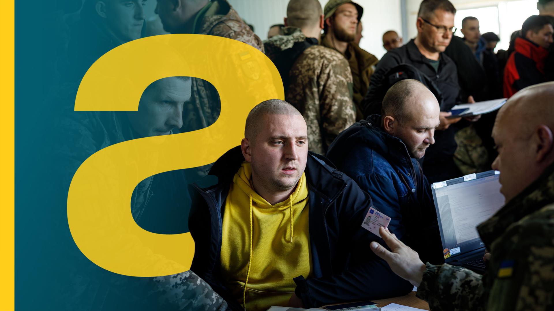 Ukrainische Männer, manche haben Armee-Tarnkleidung an - der Mann in der Mitte hat eine Glatze und einen gelben Pullover an.