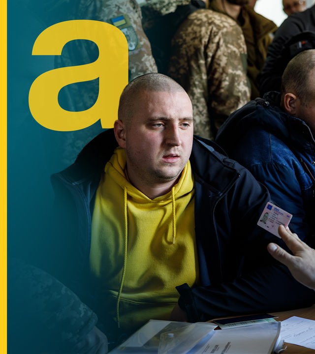 Ukrainische Männer, manche haben Armee-Tarnkleidung an - der Mann in der Mitte hat eine Glatze und einen gelben Pullover an.