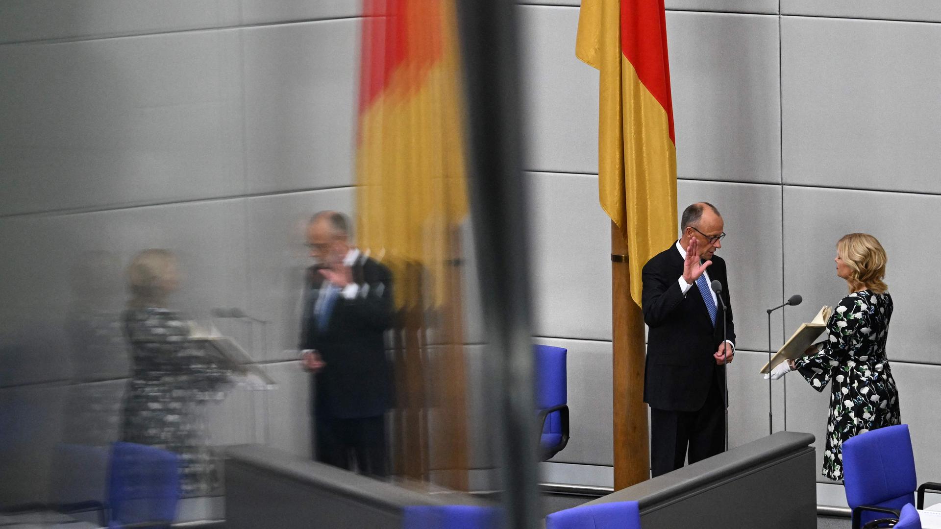 Der deutsche Bundeskanzler Friedrich Merz legt den Eid vor der Bundestagspräsidentin Julia Klöckner ab, nachdem er am 6. Mai 2025 in Berlin im Rahmen einer Vereidigungszeremonie im Bundestag zum neuen Bundeskanzler gewählt wurde.