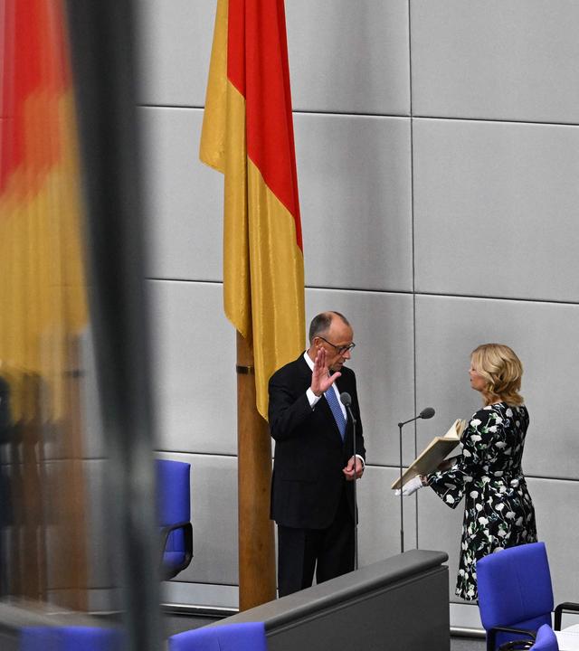 Der deutsche Bundeskanzler Friedrich Merz legt den Eid vor der Bundestagspräsidentin Julia Klöckner ab, nachdem er am 6. Mai 2025 in Berlin im Rahmen einer Vereidigungszeremonie im Bundestag zum neuen Bundeskanzler gewählt wurde.