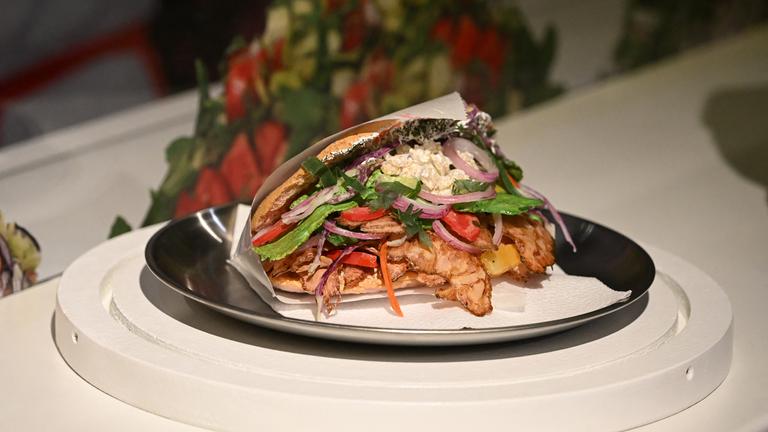 Madame Tussauds in Berlin präsentiert den weltweit ersten Döner aus Wachs