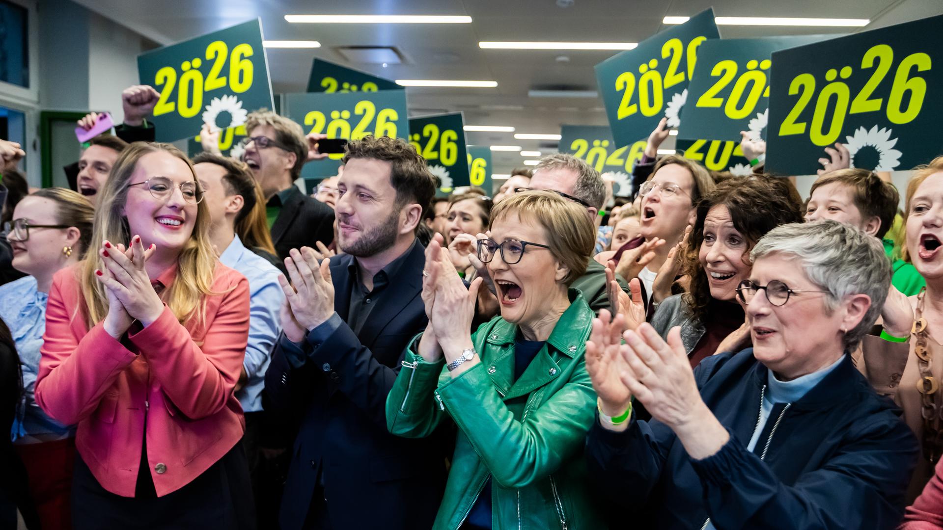 orsitzende der Bundestagsfraktion von Bündnis 90/Die Grünen, Franziska Brantner, Bundesvorsitzende von Bündnis 90/Die Grünen, Felix Banaszak, Bundesvorsitzender von Bündnis 90/Die Grünen, und Katharina Dröge, Vorsitzende der Bundestagsfraktion von Bündnis 90/Die Grünen, reagieren bei der Wahlparty der Bundesspitze von Bündnis 90/Die Grünen in der Berliner Parteizentrale auf die ersten Hochrechnungen. Am 8. März fand in Baden-Württemberg die Landtagswahl statt.
