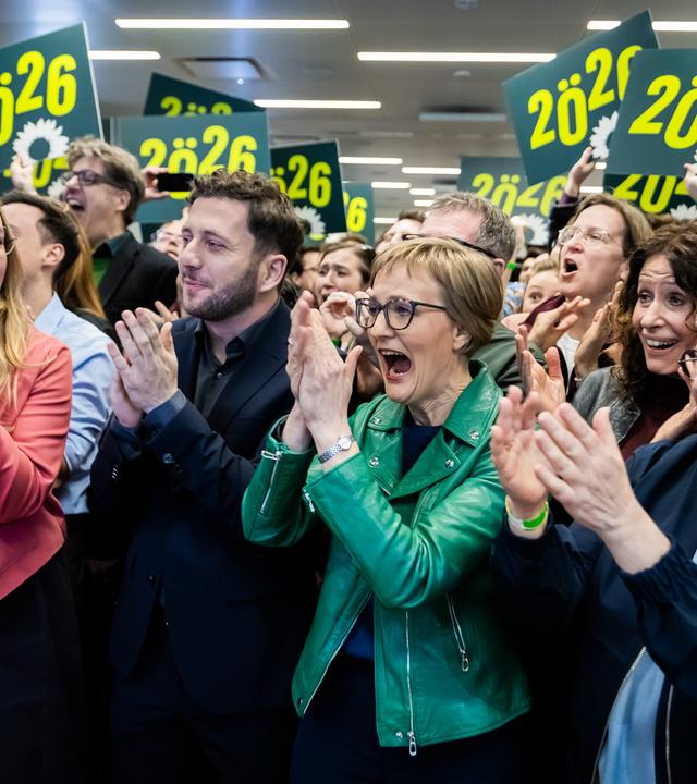 orsitzende der Bundestagsfraktion von Bündnis 90/Die Grünen, Franziska Brantner, Bundesvorsitzende von Bündnis 90/Die Grünen, Felix Banaszak, Bundesvorsitzender von Bündnis 90/Die Grünen, und Katharina Dröge, Vorsitzende der Bundestagsfraktion von Bündnis 90/Die Grünen, reagieren bei der Wahlparty der Bundesspitze von Bündnis 90/Die Grünen in der Berliner Parteizentrale auf die ersten Hochrechnungen. Am 8. März fand in Baden-Württemberg die Landtagswahl statt.