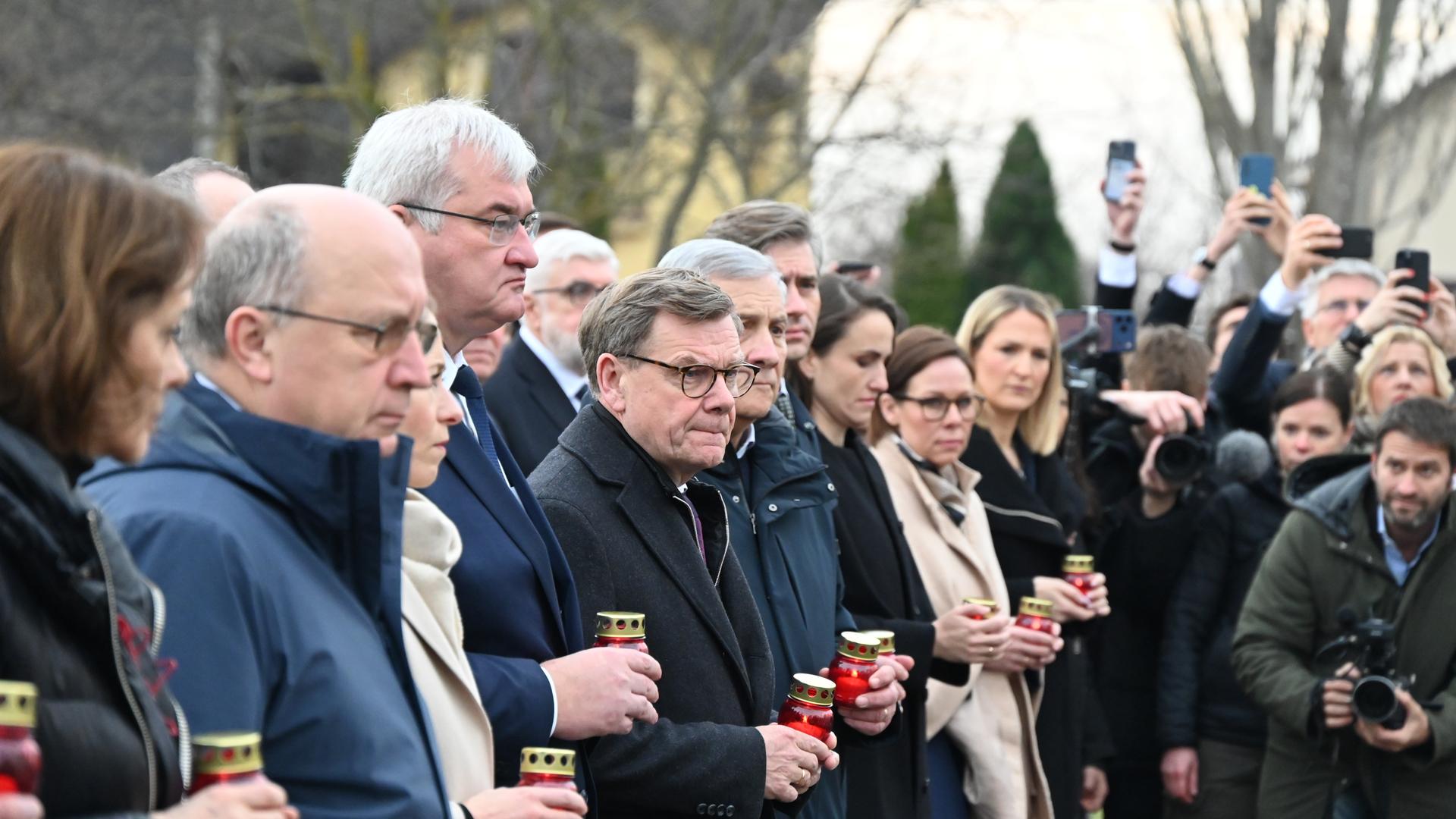 31.03.2026, Ukraine, Butscha: Johann Wadephul (CDU, 5.v.l), Außenminister, nimmt an der Gedenkfeier zum vierten Jahrestag der Befreiung von Butscha an der St.-Andreas-Kirche teil. Links neben ihm der ukrainische Außenminister Andrij Sybiha. Zum Jahrestag der Befreiung Butschas von russischen Truppen sind die EU-Außenbeauftragte Kallas und Außenminister aus den EU-Staaten zu einer Gedenkfeier und einem Außenministertreffen in der Ukraine.