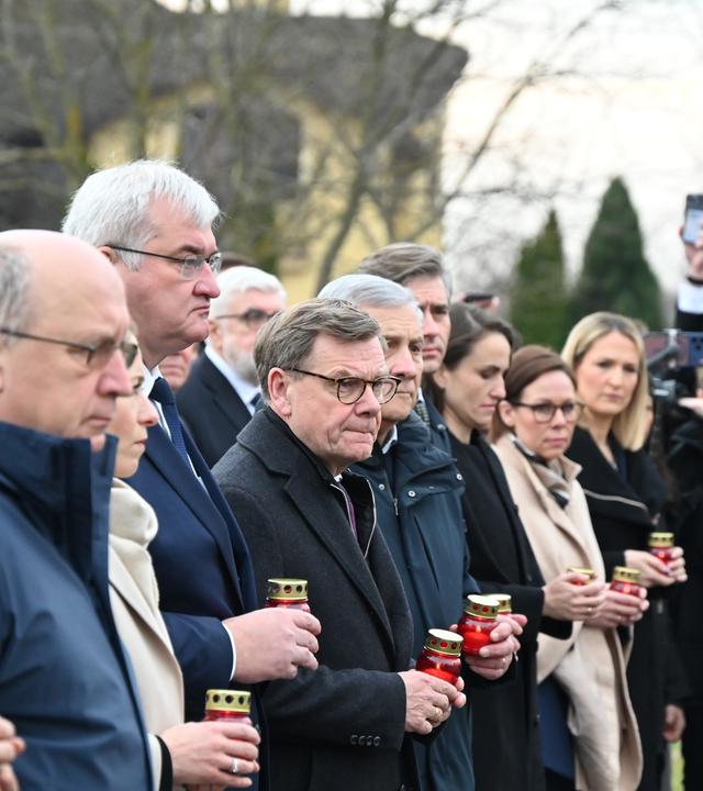 31.03.2026, Ukraine, Butscha: Johann Wadephul (CDU, 5.v.l), Außenminister, nimmt an der Gedenkfeier zum vierten Jahrestag der Befreiung von Butscha an der St.-Andreas-Kirche teil. Links neben ihm der ukrainische Außenminister Andrij Sybiha. Zum Jahrestag der Befreiung Butschas von russischen Truppen sind die EU-Außenbeauftragte Kallas und Außenminister aus den EU-Staaten zu einer Gedenkfeier und einem Außenministertreffen in der Ukraine.